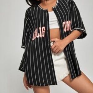 𝕊𝕙𝕖𝕚𝕟 - Letter Graphic Striped Blouse